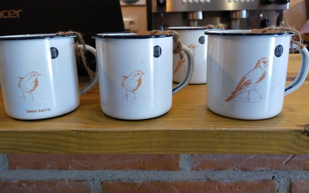 Consigue tu taza de acero esmaltado o tu bolsa de tela que hemos hecho por nuestro 15 aniversario y apoya este proyecto